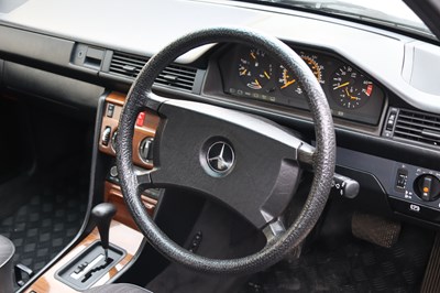 Lot 215 - 1988 Mercedes-Benz 260 E
