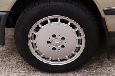 Lot 215 - 1988 Mercedes-Benz 260 E