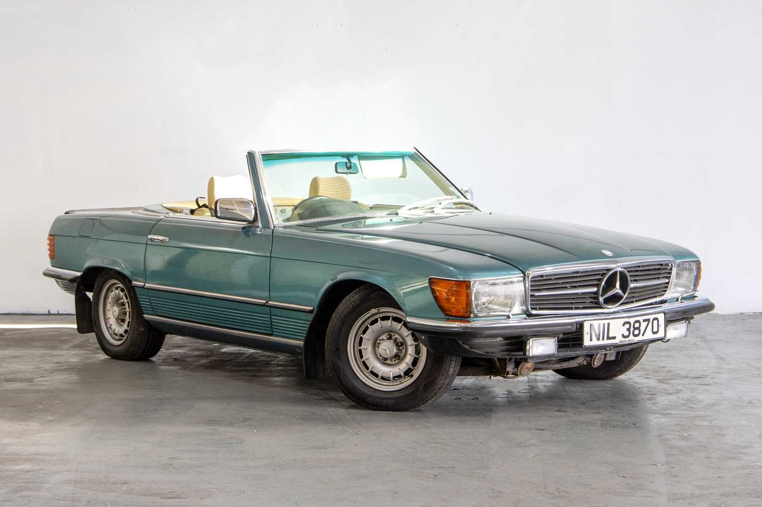 Lot 142 - 1983 Mercedes-Benz 500SL