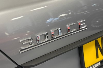 Lot 1989 Mercedes-Benz 300 CE