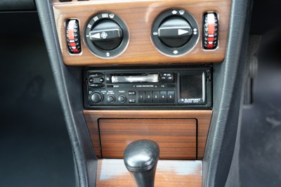 Lot 1989 Mercedes-Benz 300 CE