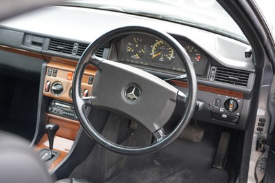 Lot 1989 Mercedes-Benz 300 CE
