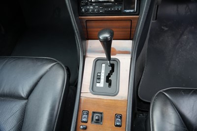Lot 1989 Mercedes-Benz 300 CE