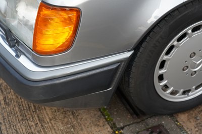 Lot 1989 Mercedes-Benz 300 CE