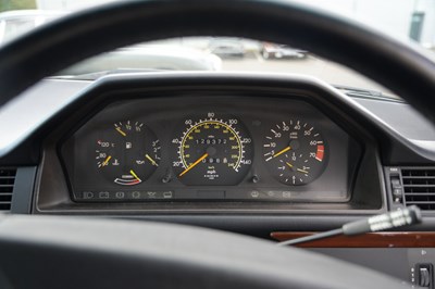 Lot 1989 Mercedes-Benz 300 CE