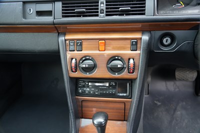 Lot 1989 Mercedes-Benz 300 CE