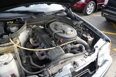 Lot 1989 Mercedes-Benz 300 CE