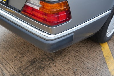 Lot 1989 Mercedes-Benz 300 CE