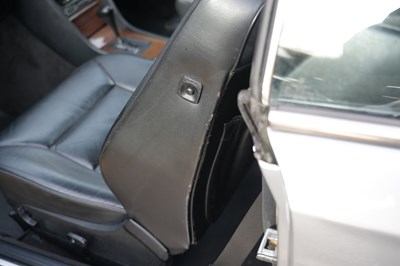 Lot 1989 Mercedes-Benz 300 CE