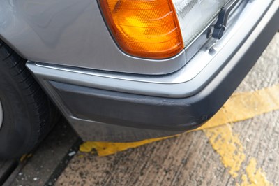 Lot 1989 Mercedes-Benz 300 CE
