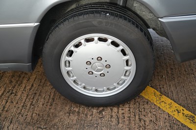 Lot 1989 Mercedes-Benz 300 CE