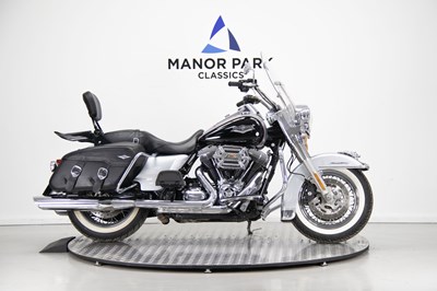 Lot 2015 Harley Davidson FLHRC Road King Classic