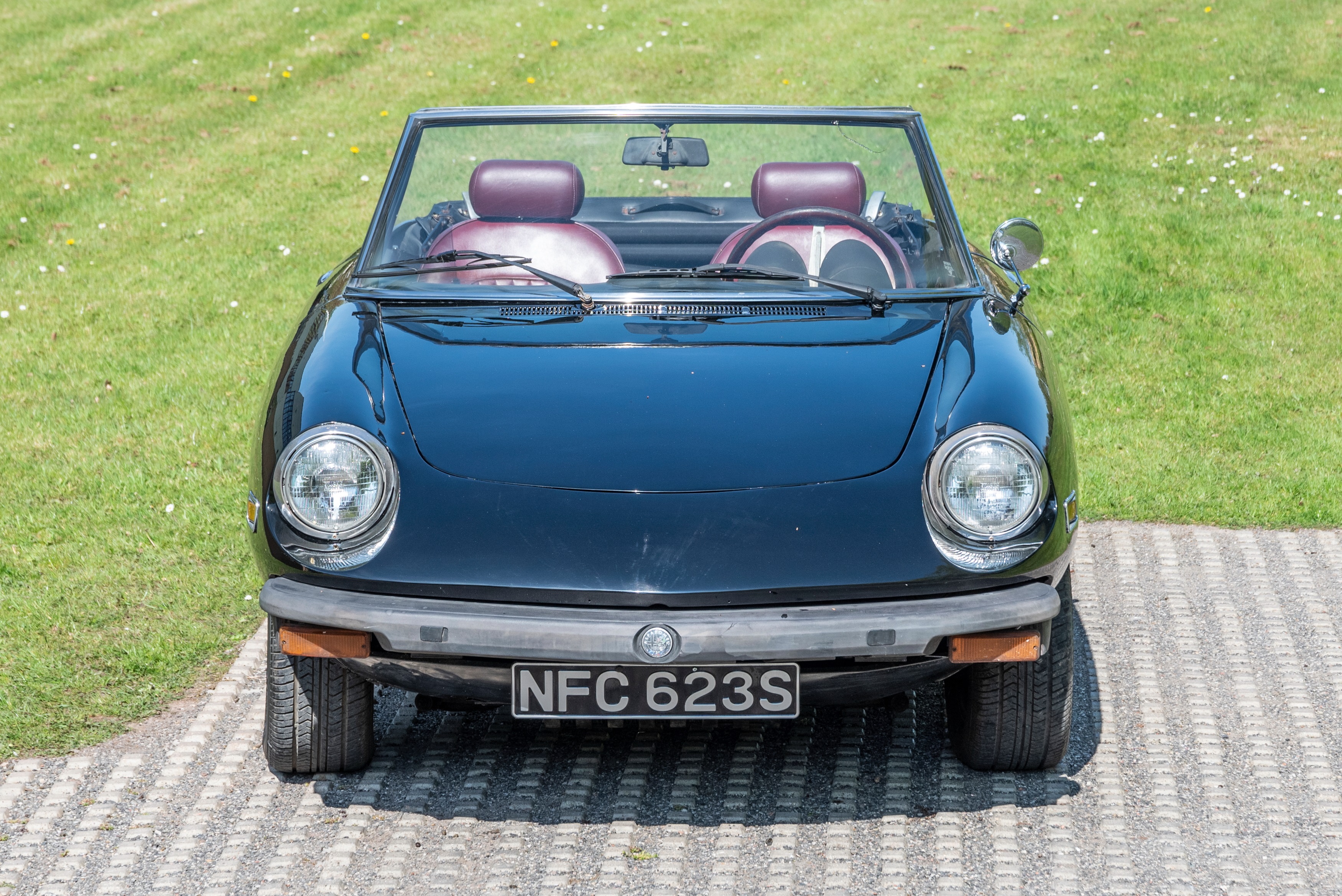 Modèle Réduit Alfa Romeo 2000 Spider 1978 - Échelle 1:18 Par Norev - Toit Souple Amovible - Rouge