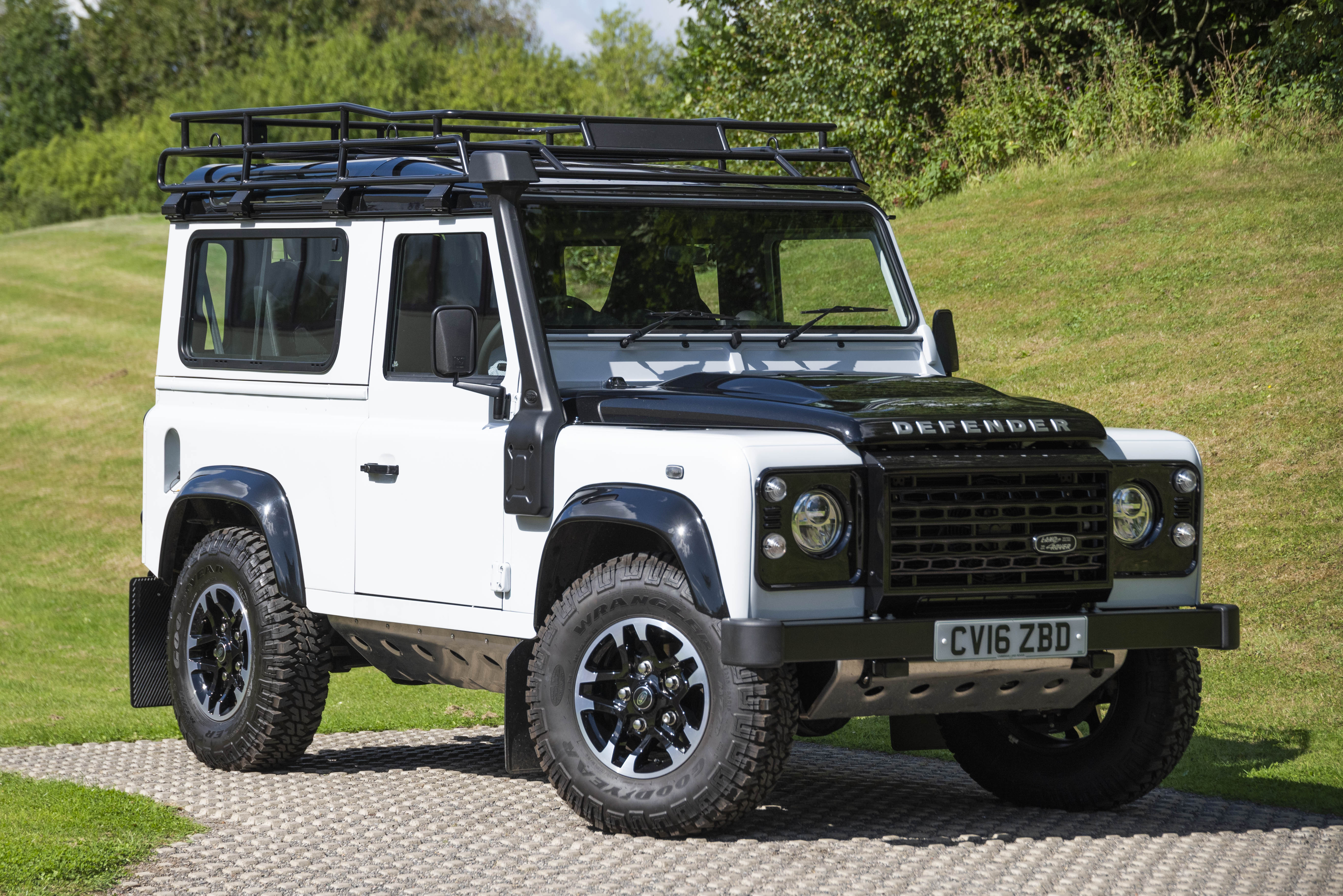 Lot 9 - 2016 Land Rover Defender 90 Adventure TD