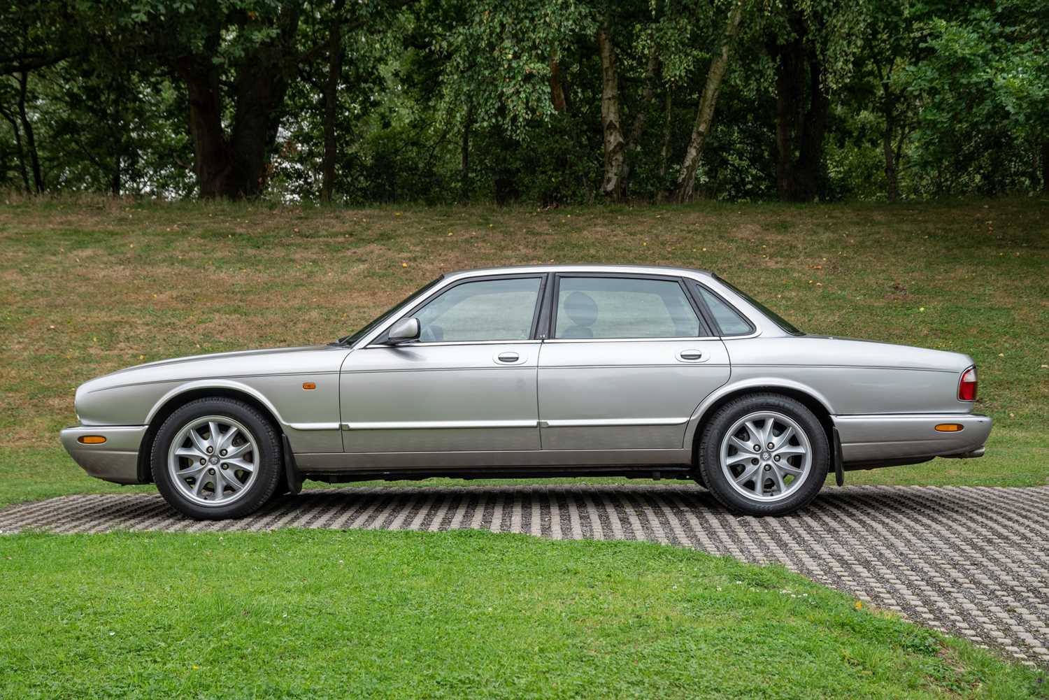Lot 77 1999 Jaguar XJ8
