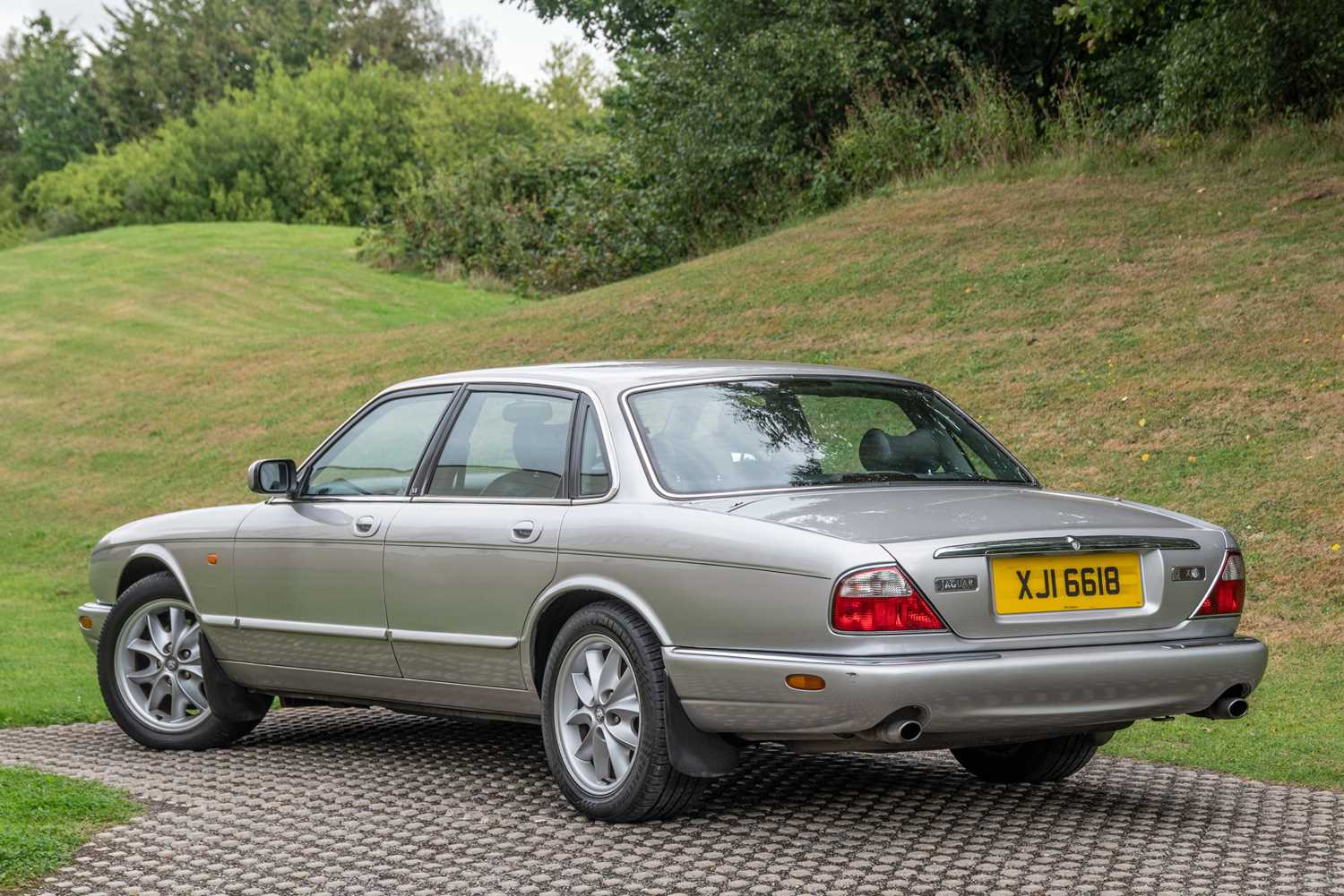 Lot 77 1999 Jaguar XJ8