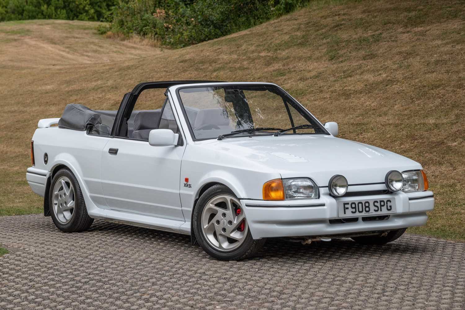 Lot 69 - 1989 Ford Escort XR3i Cabriolet