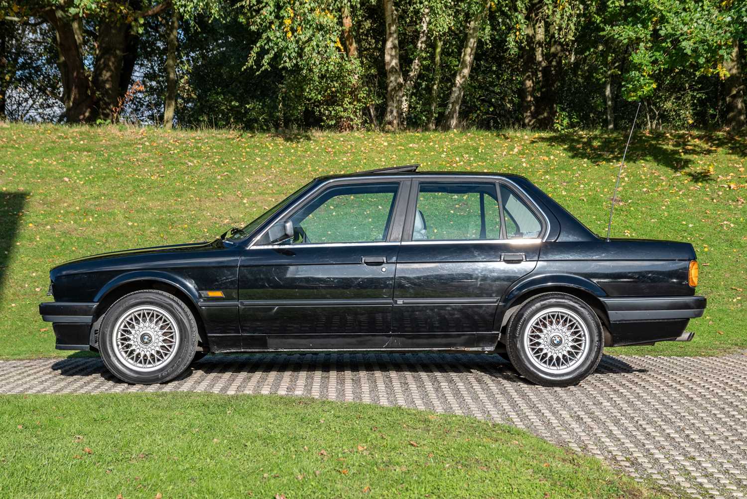 Lot 8 1990 BMW 320i SE lot-8-1990-bmw-320i-se