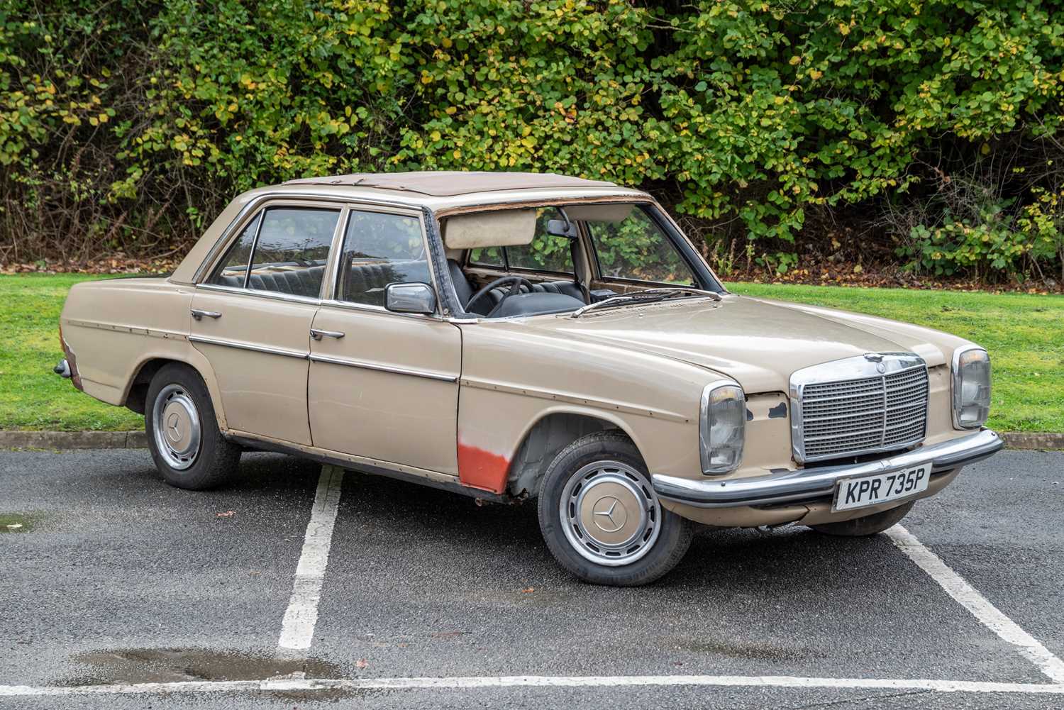 Lot 9 - 1975 Mercedes-Benz 230/4 Saloon